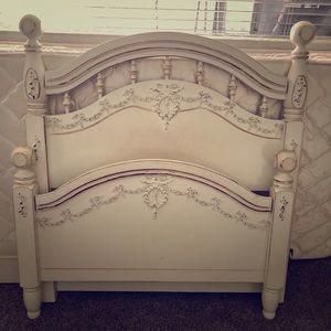 Beautiful Chic Twin Bedroom Set!